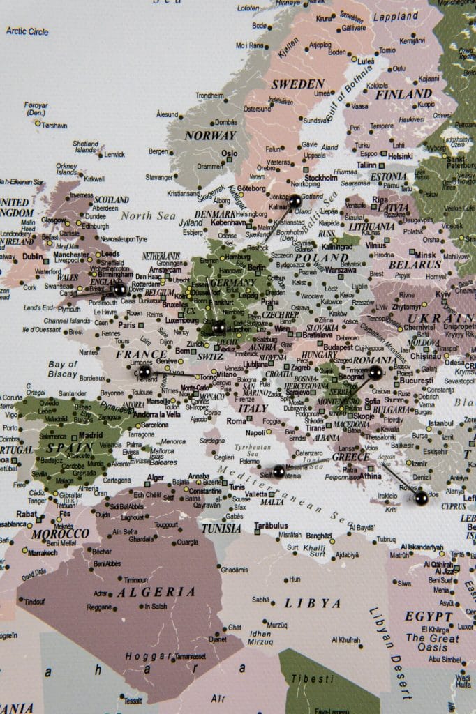 Push Pin World Map - Green / Violet (Detailed) - Tripmapworld.com